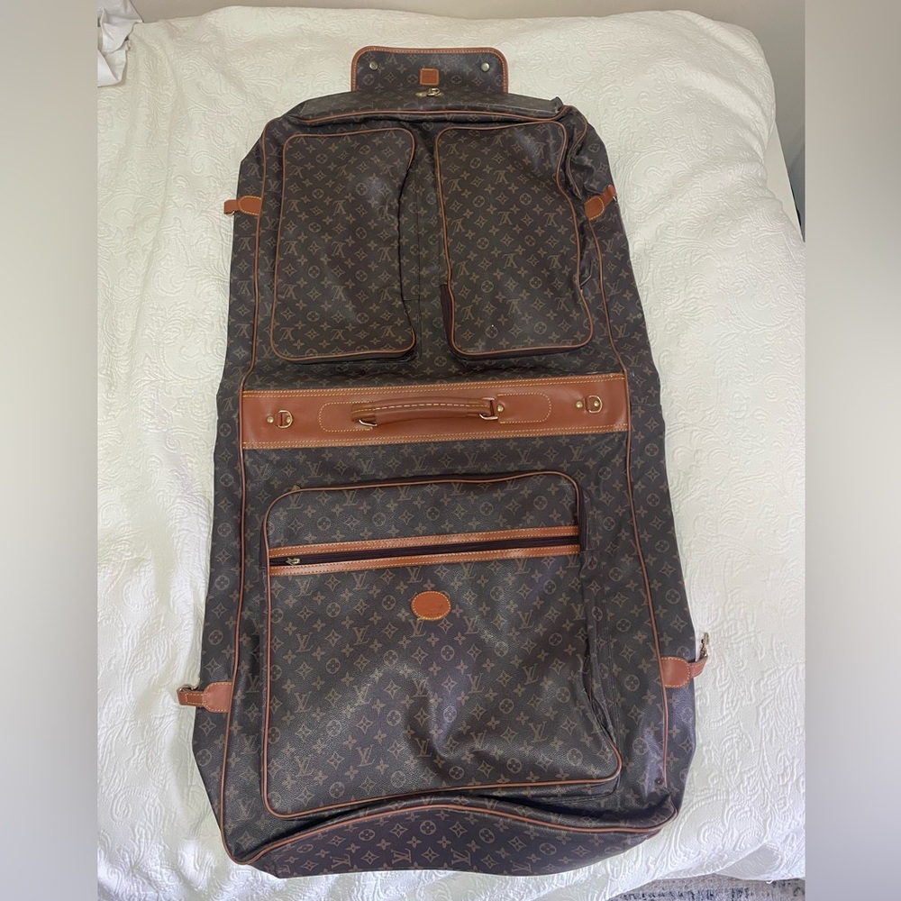 Louis Vuitton suit bag. Unisex. Spacious, in great condition with no marks.
